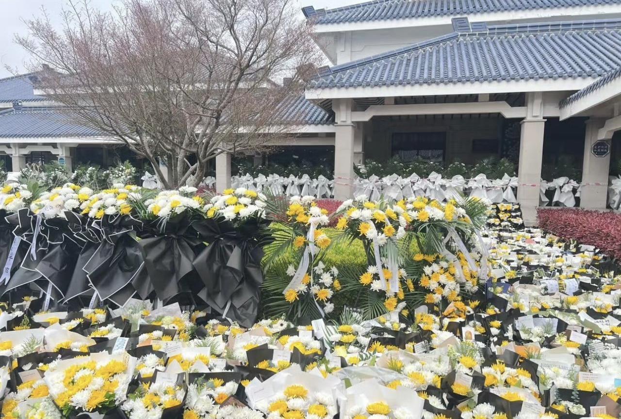 张雪峰恐怕没想到：会有这么多人，来送他最后一程！苏州殡仪馆，好久没有出现这样多