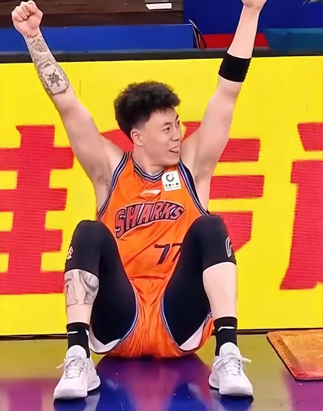 CBA总决赛，上海总比分4比1，主场如愿登顶。洛夫顿带伤上阵，威力打了折扣。很快