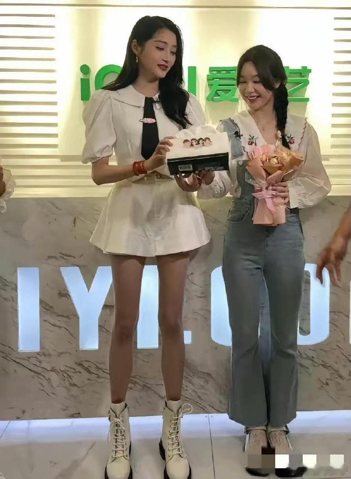 中韩腿王，关晓彤172.4cm97年和张元英173cm04年你觉得谁会胜出​