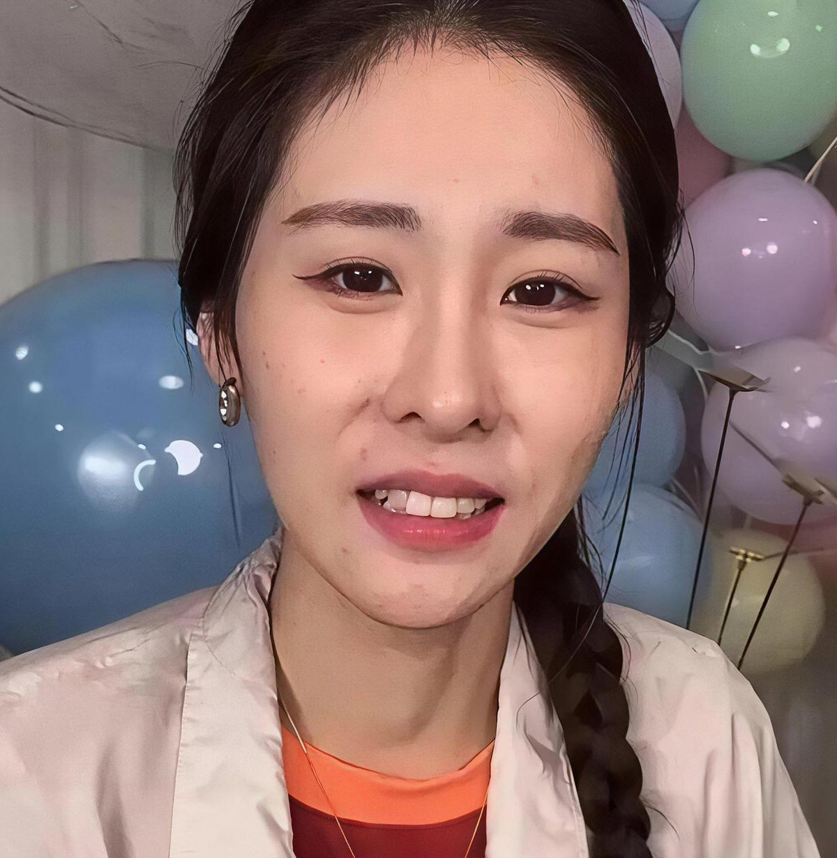 华晨宇和张碧晨的女儿华迎辰2019年出生，现在跟着妈妈在北京生活。六年时光匆匆走过，他们之间没有爆发