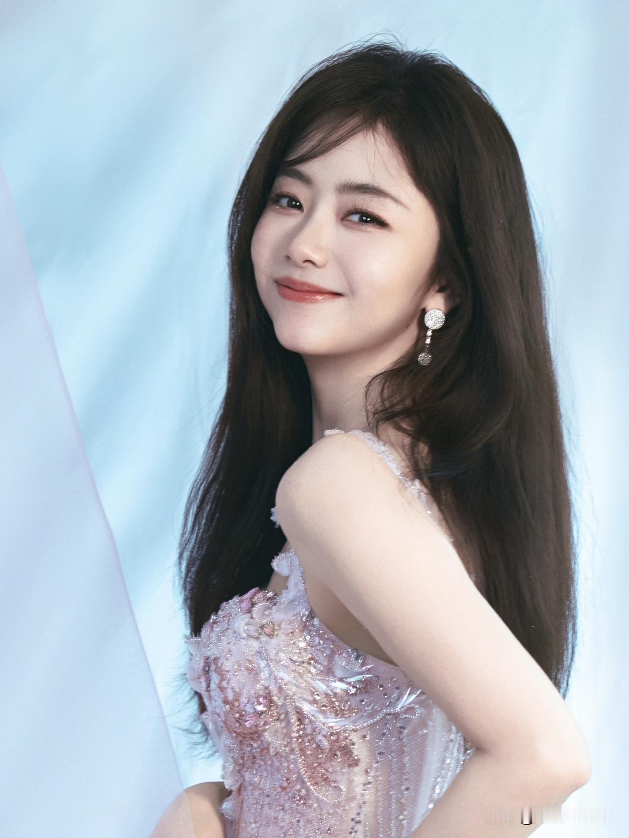 谭松韵比起她低调，不炒作，我觉得我很不能接受的是她35岁了，还是一副小女孩的模