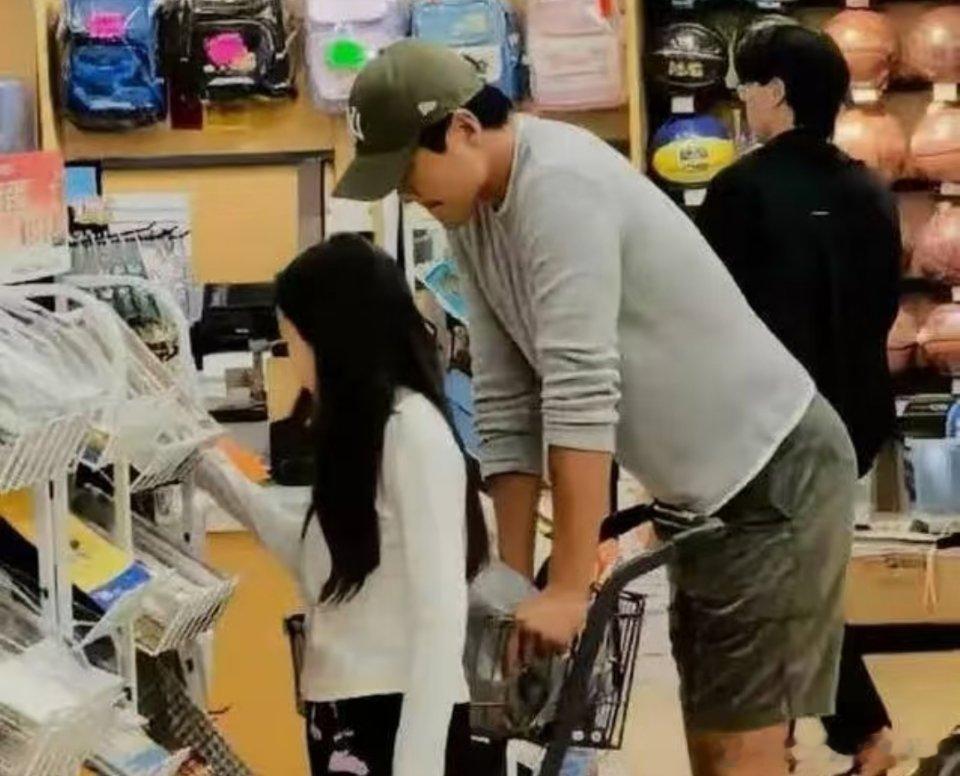 小酒窝去天津找亲爸了不羡慕董璇和高云翔，但真的羡慕有小酒窝这么可爱的女儿，太懂事