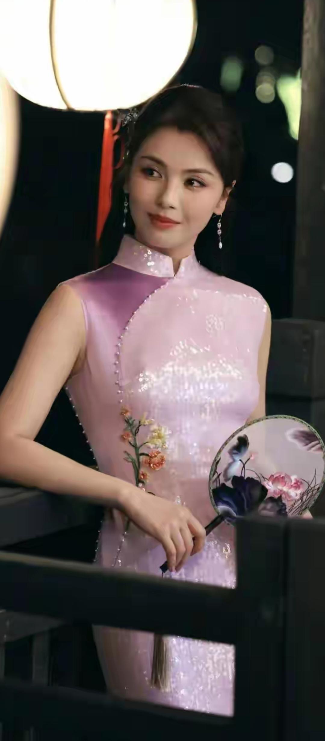 女神不老:粉嫩旗袍，优雅气质，韵味十足！