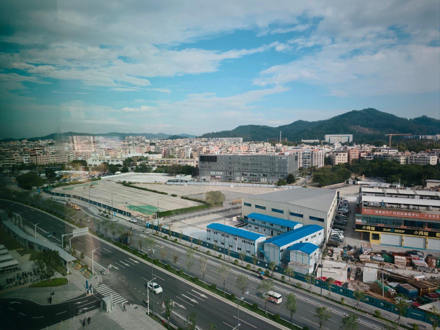 从小鹏新总部往远处看小鹏原来的总部大楼已经搬空了，LOGO也摘掉了。这一对比才