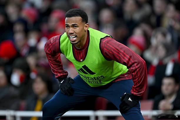 阿森纳vs布莱顿上半场进行到一半的时候，加布里埃尔从替补席下来热身，看来下半场