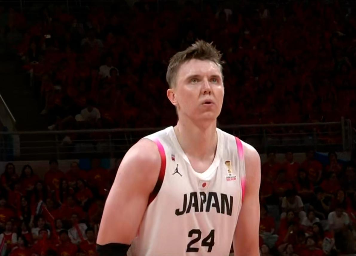 今天霍金森打得更像NBA球员！北京时间7月3日，备受瞩目的男篮世预赛中日大战如