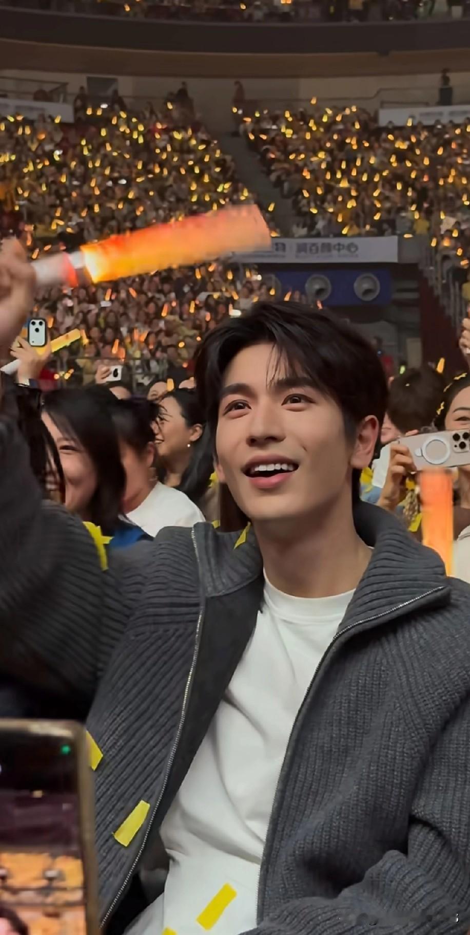 张凌赫的帅气确实让人挪不开眼！但更被金靖圈粉了，素颜出街面对镜头，大方打招