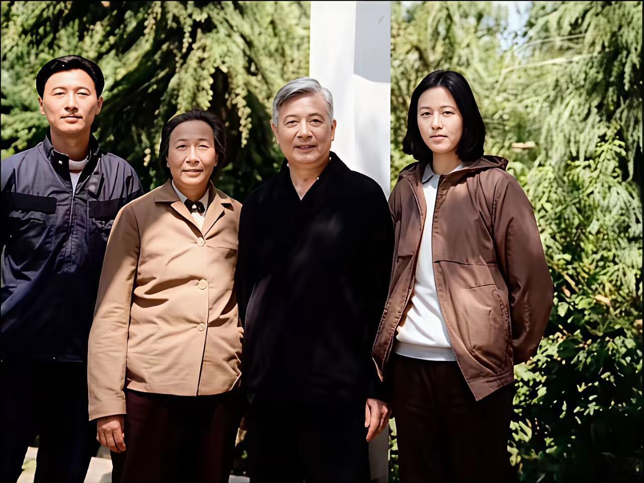 1986年，邓稼先和家人的全家福。镜头下，从左至右依次为儿子邓志平、夫人许鹿希、