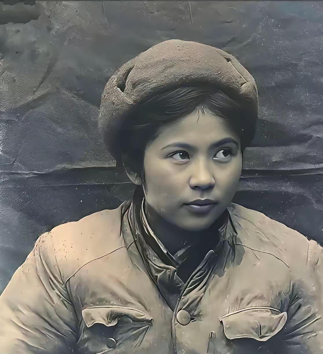 前些天我在整理书房角落的旧纸箱，翻到张泛黄照片。照片里是个穿军装的年轻姑娘，在朝