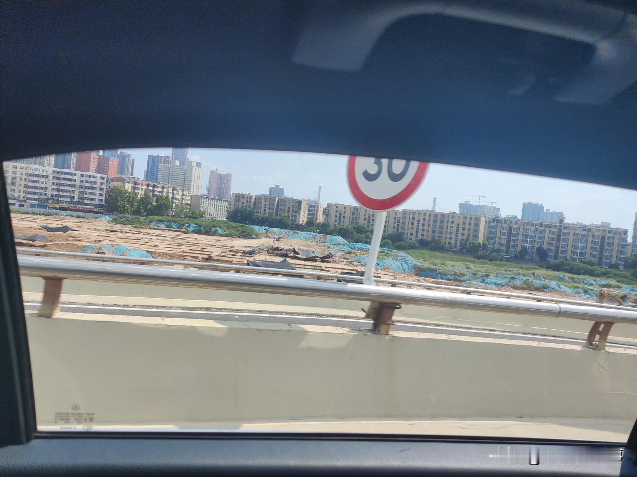 刚刚途经郑州市金水区金水路南阳路大石桥立交桥上的时候，看到立交桥下西南角那片拆迁