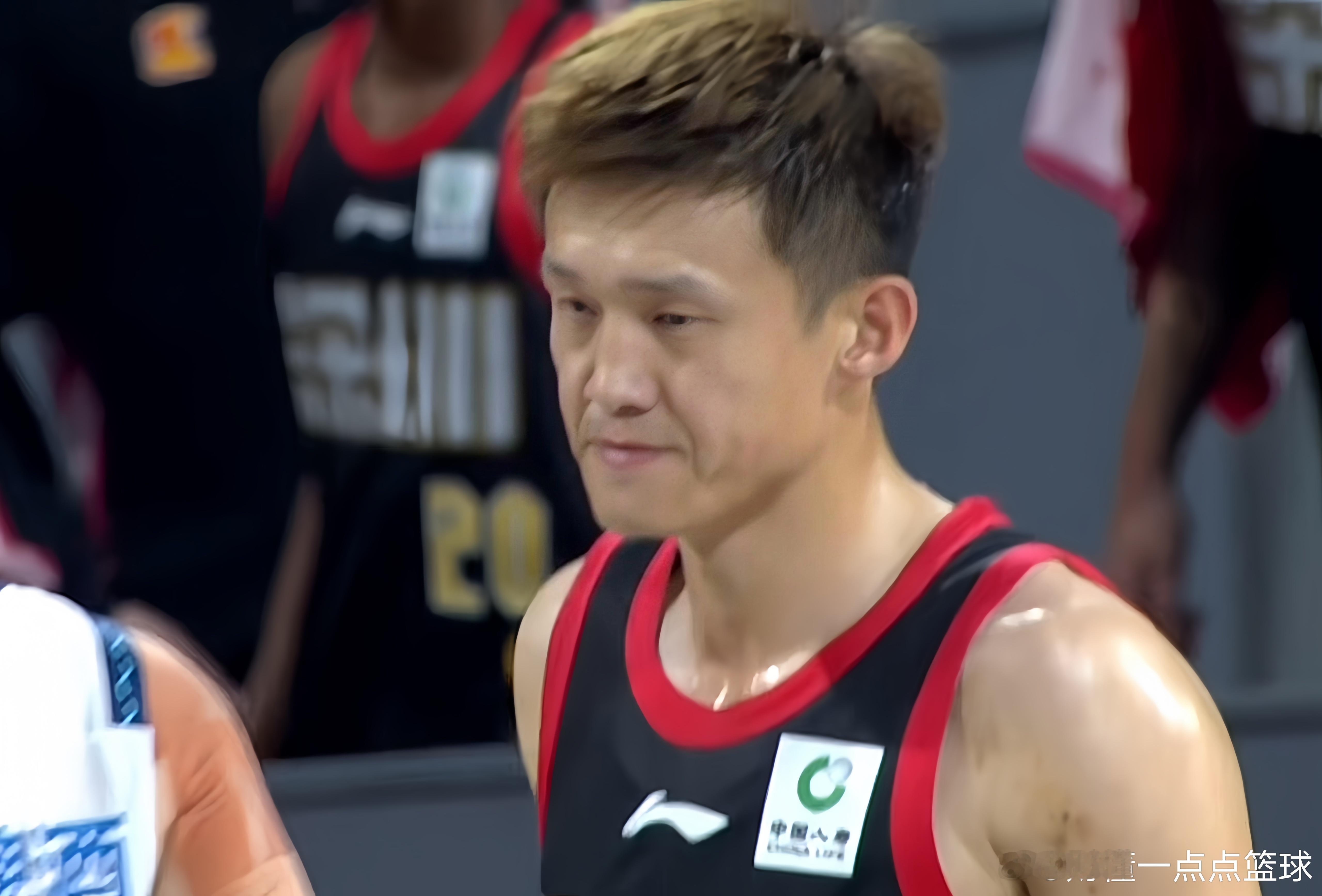 周鹏仅得4分，全队只有两人得分上双，深圳男篮以77比89不敌青岛男篮，遭遇CBA