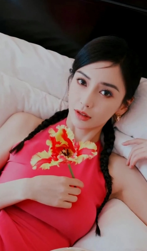 杨颖这组写真杀疯了！红裙裹身勾勒完美曲线，皮肤嫩到反光，双麻花辫甜辣暴击💥倚