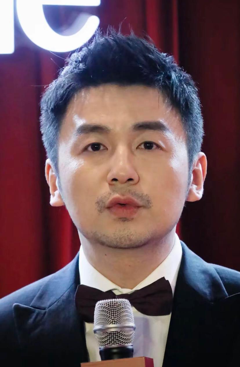 我觉得雷佳音挺适合演贾宝玉，只不过他现在年纪大了，如果他只有20岁左右，我觉得应