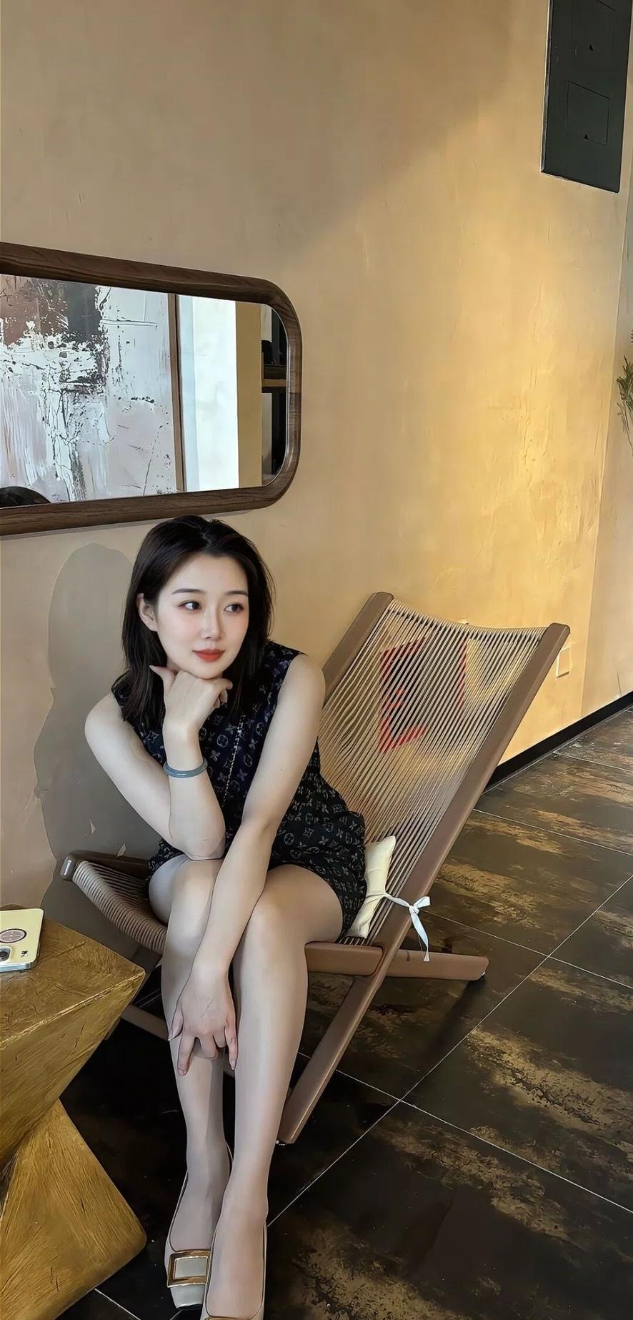 悠闲午后，咖啡馆里的慵懒时光😊