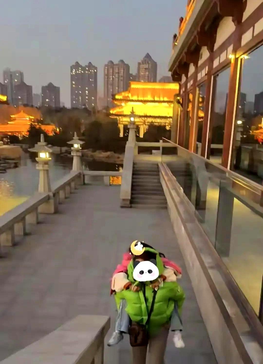 颖儿带娃回西安，没住婆家，直接订五星酒店。照片一发，网友炸了：回家不住家