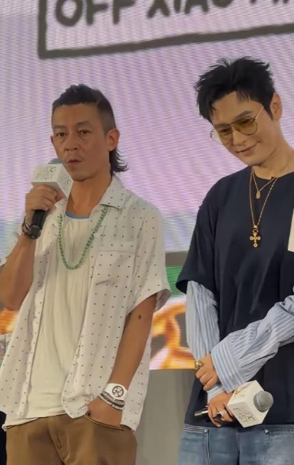 陈冠希主动抬手碰拳，黄晓明侧身跟人说话，没接住。就这一下，全网吵翻了。48岁和45岁，同框生图里看着