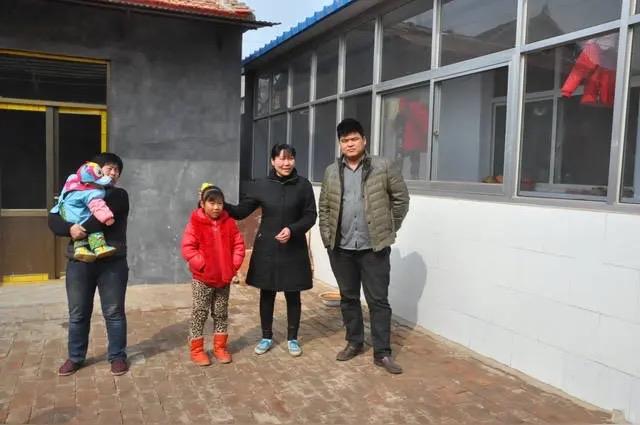 “现在离婚率高，全部都是因为男的挣不到钱！”一个美女听不下去，站出来帮男人们说话