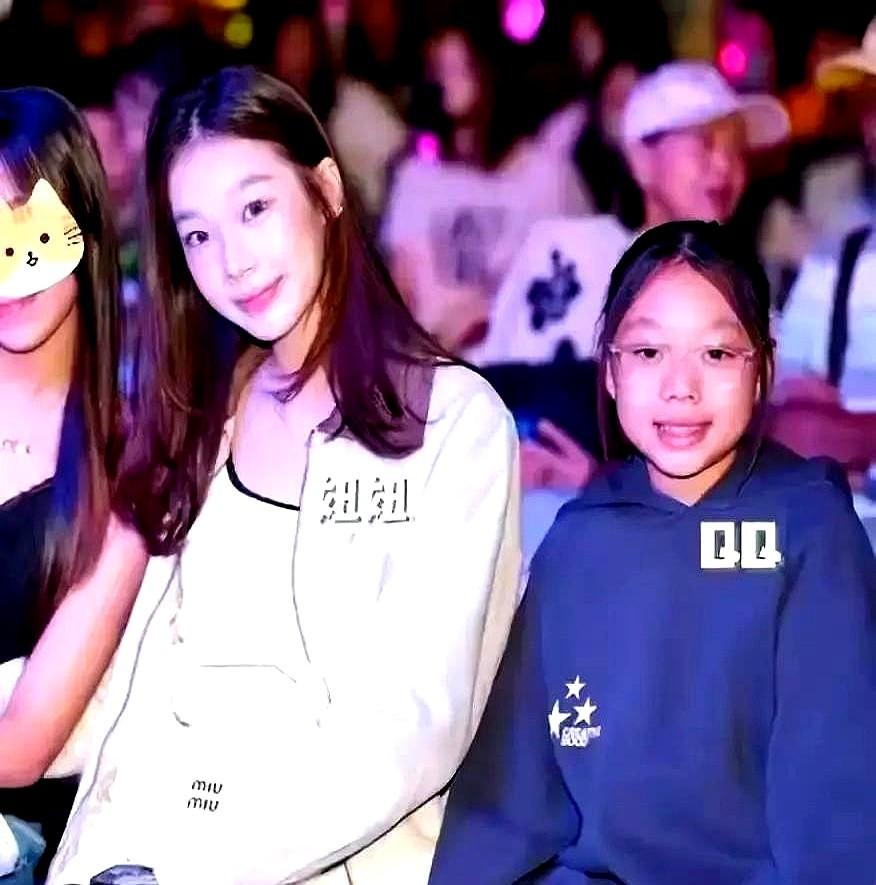 豪门养娃，气质真不是钱砸出来的。75岁的郭台铭陪着46岁妻子曾馨莹和女儿逛商