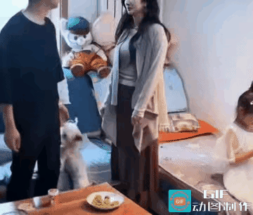 孙子带女朋友回家吃饭，奶奶满心欢喜在厨房忙着炒菜，还有一个小孙女坐在客厅沙发上玩