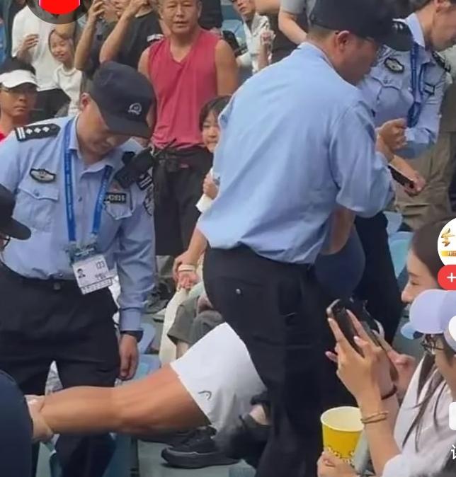 不文明观众的下场被当场抬出观赛席10月1日，上海网球大师赛下午4点左右，正