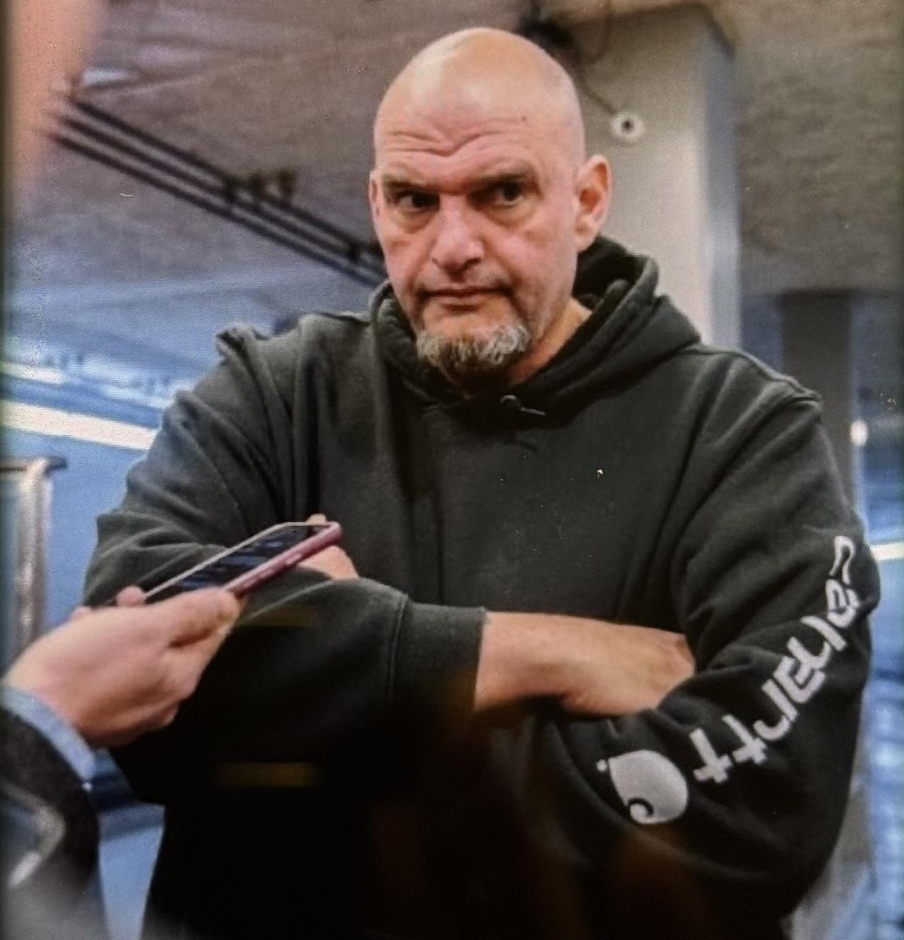 惊爆！美国政坛彻底炸了！民主党参议员费特曼公然“叛党倒戈”，在中期选举最关键节点