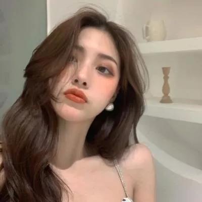 优雅妆容，红唇魅惑，散发自信光芒