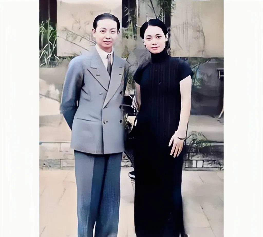 上世纪30年代，上海，梅兰芳与妻子福芝芳年轻时的合影老照片，照片中的梅兰芳西装革