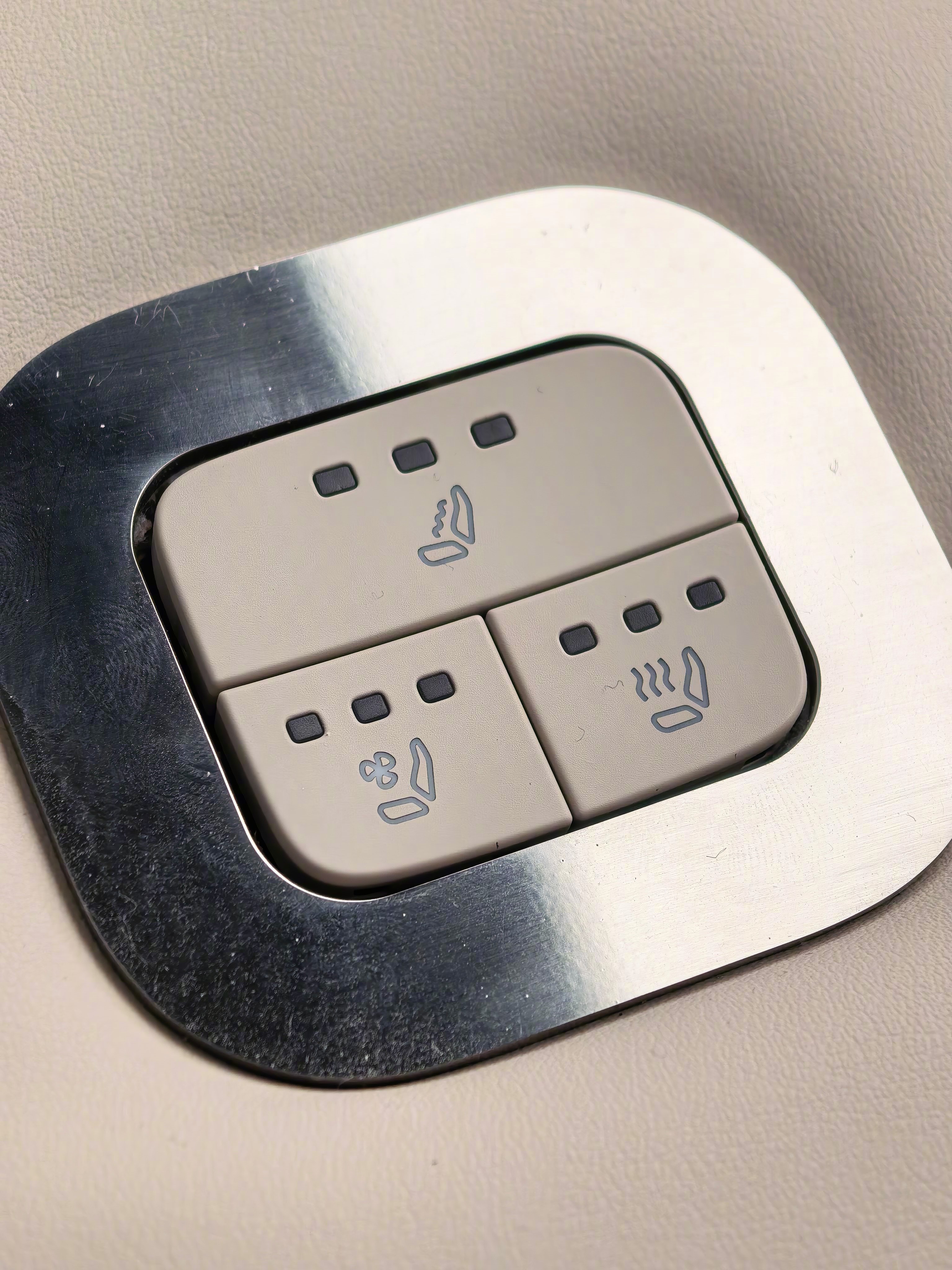 日产这NX8后座做的沙发，舒服的不像话……还带加热通风按摩，功能丰富的太不像话了