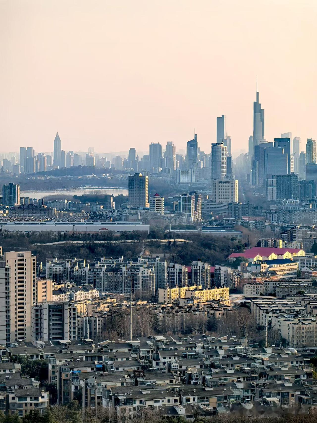 既然这么多人对一路向北感兴趣，不妨再多说两句。有些人，已经被房地产伤害的遍体