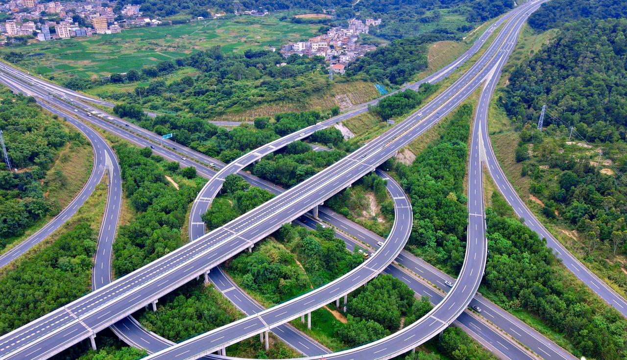 【理塘经稻城至丽江高速公路理塘至稻城段新建工程】正在开展前期招标工作。项目全长约