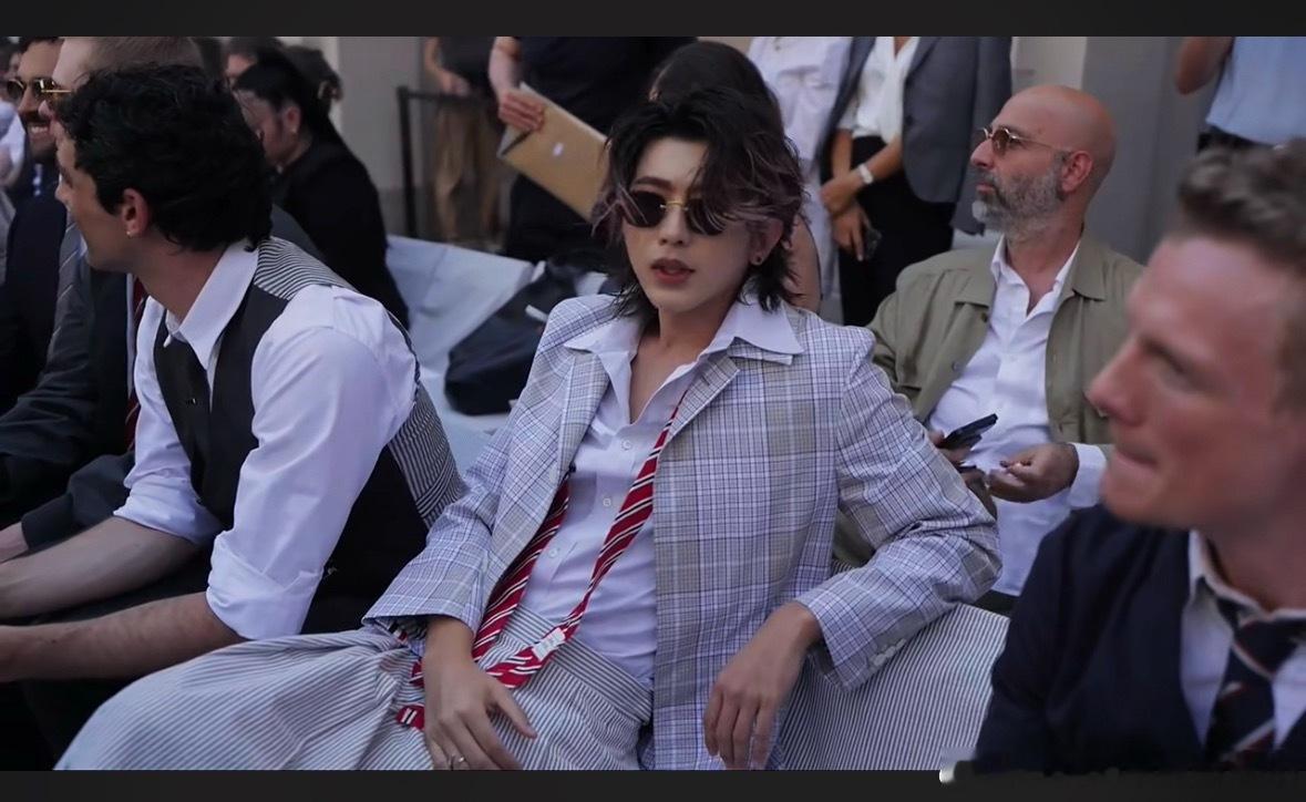 好美！好美！苏格兰小裙子一般！！褪去青涩，谈笑风生自如点大美人蔡徐坤米兰时装周
