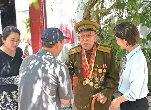 1996年，滕西远私藏两支手枪，民警让他上交，可他却说：“这两支枪，一支是粟裕大