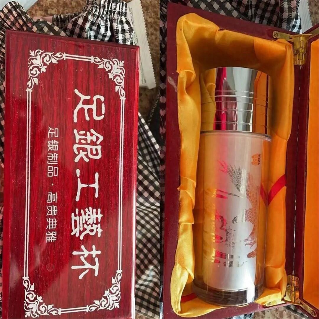 昨天在珠宝店等人，听见两个快打烊的老店员抽烟闲聊。其中一个摇头叹气：“那些说买钻