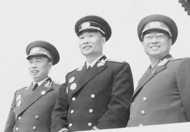 中间是萧劲光大将，右边是陈赓大将。左边是开国上将宋任穷。其实宋任穷最开始也拟定的