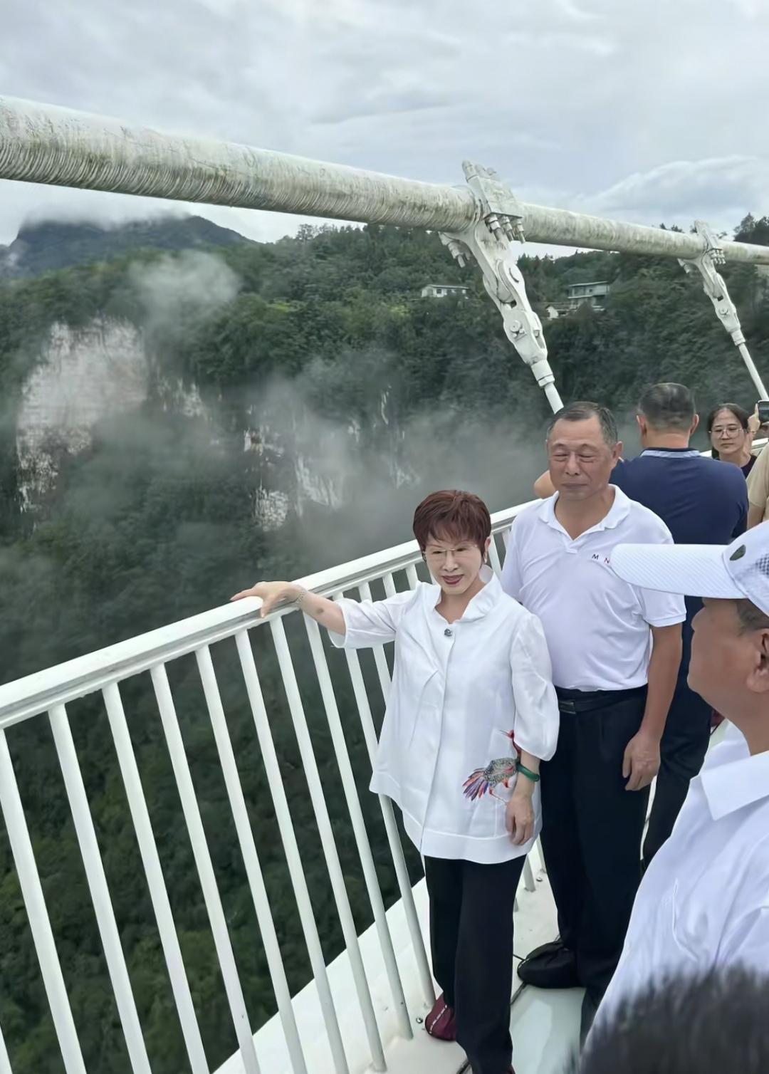 洪秀柱女士也喜欢在国内旅游景点逛。这两天，有好多游客在湖南张家界见到了77岁
