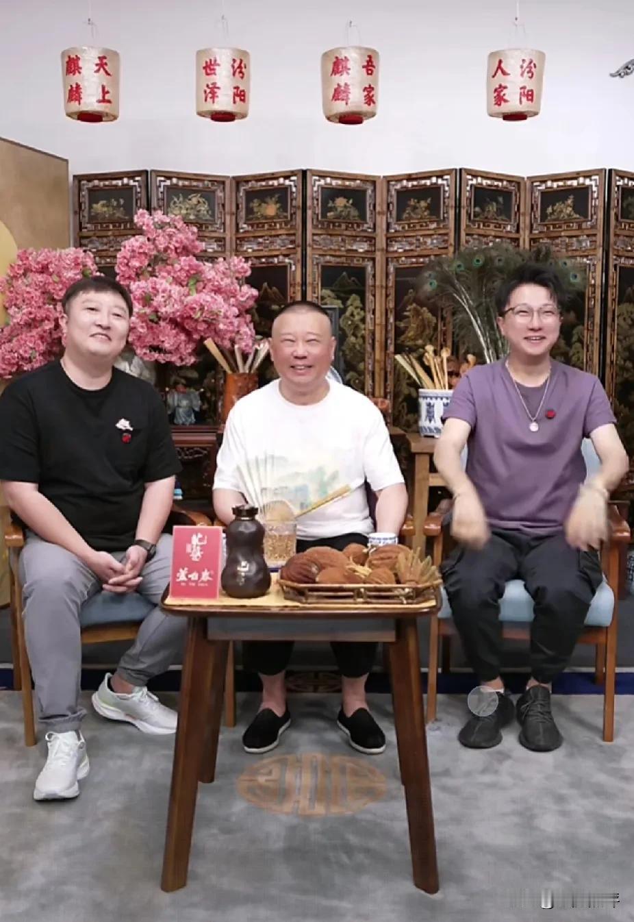 郭德纲昨天直播，有网友问第四季斗笑社的事，郭德纲说今年的斗笑社没有了，因为太忙，