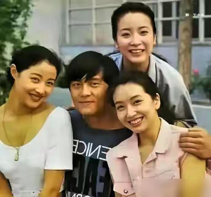 最近一张四明星同框图，在社交平台刷了波热度！配文直接把图里唯一眼熟的男演员