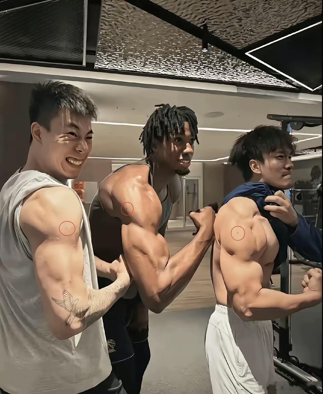 球迷曝出疑点：张镇麟与怀特塞德肩膀三角肌同一位置留有针眼，该部位是健美圈注射类固
