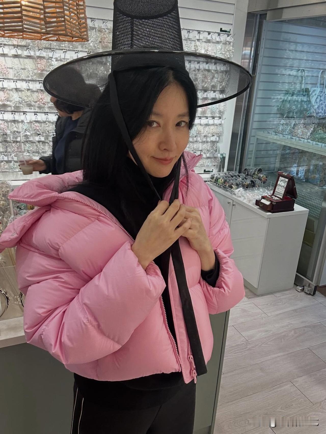 18日，演员李英爱在Instagram上传了多张照片，并写道“去逛传统市场。我要