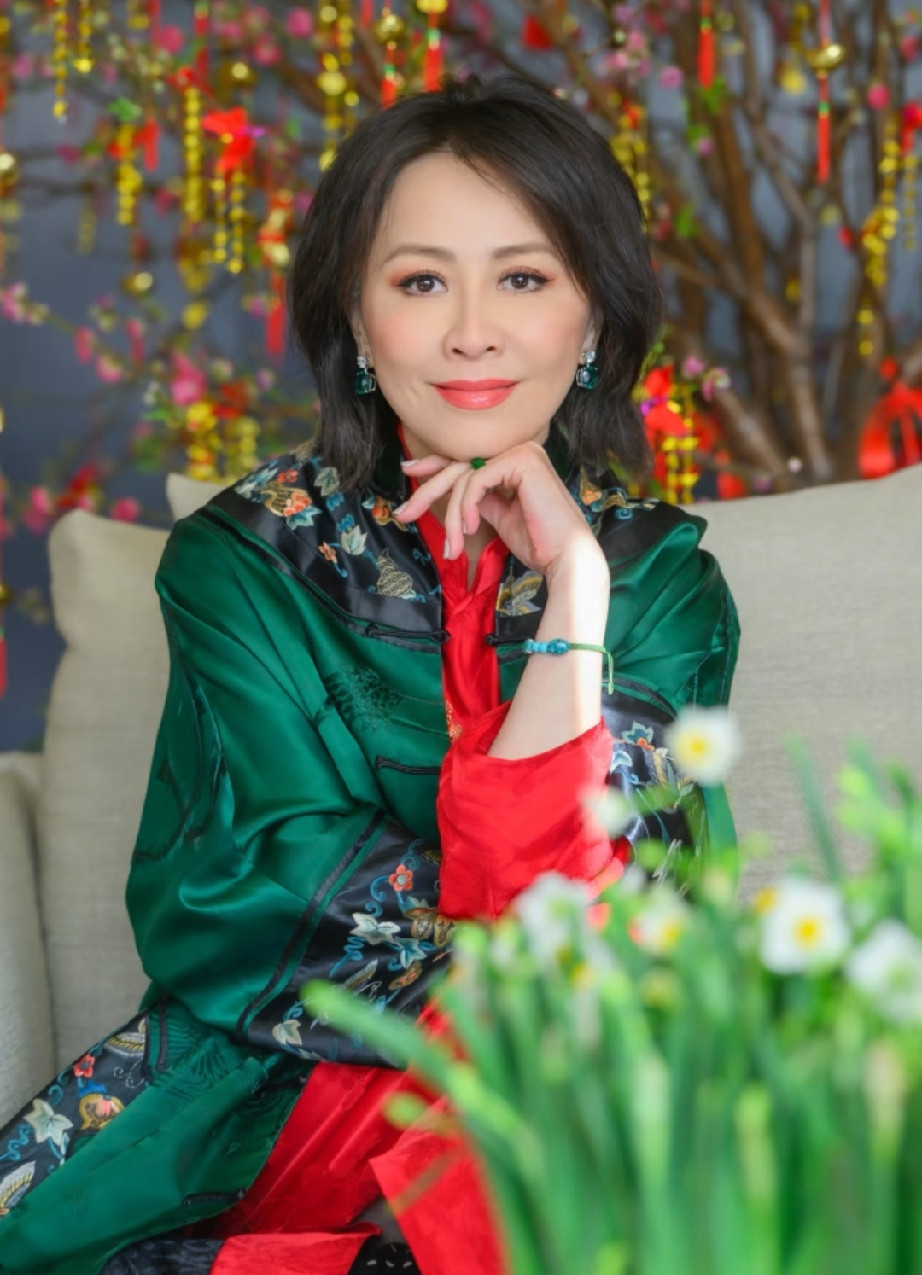 刘嘉玲这套国风穿搭太有韵味！墨绿缎面外衫撞色正红内搭，精致绣花纹样配同色系珠宝，把东方贵气的熟龄魅力