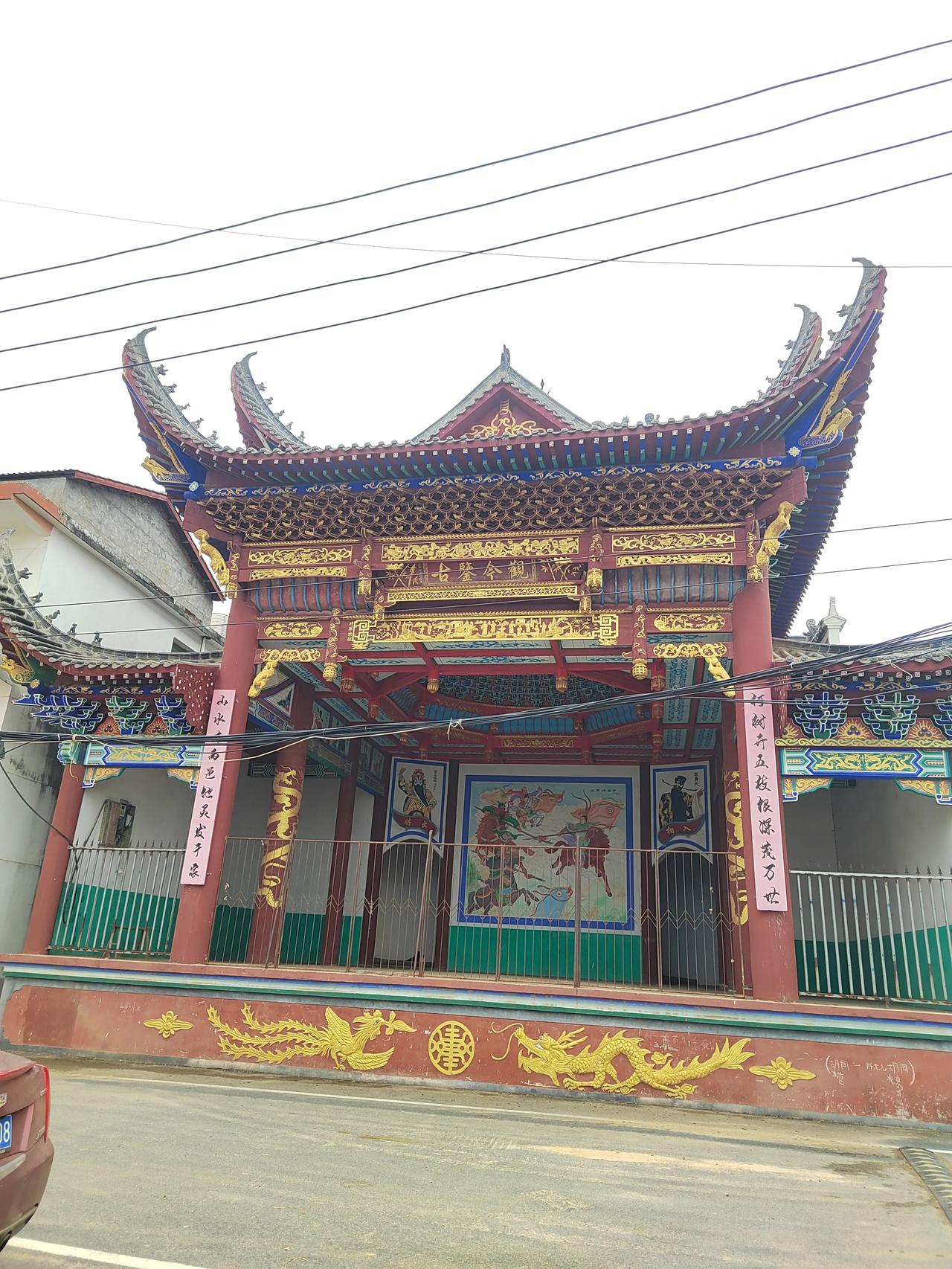 乡村戏台如此崭新，但没有人唱戏，更没人看戏这是南昌新建区石岗镇的一个乡村戏台