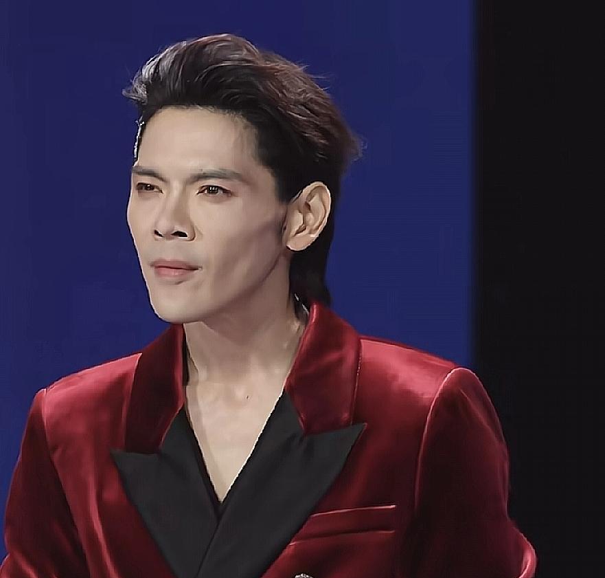 一脚踢碎的不是话筒，是明星特权的泡沫！那天百克力后颈的汗毛都竖起来了——向佐的