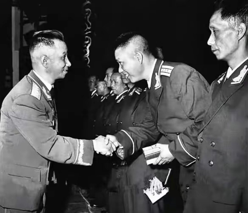 1955年10月，粟裕大将为在京校官授勋。老照片