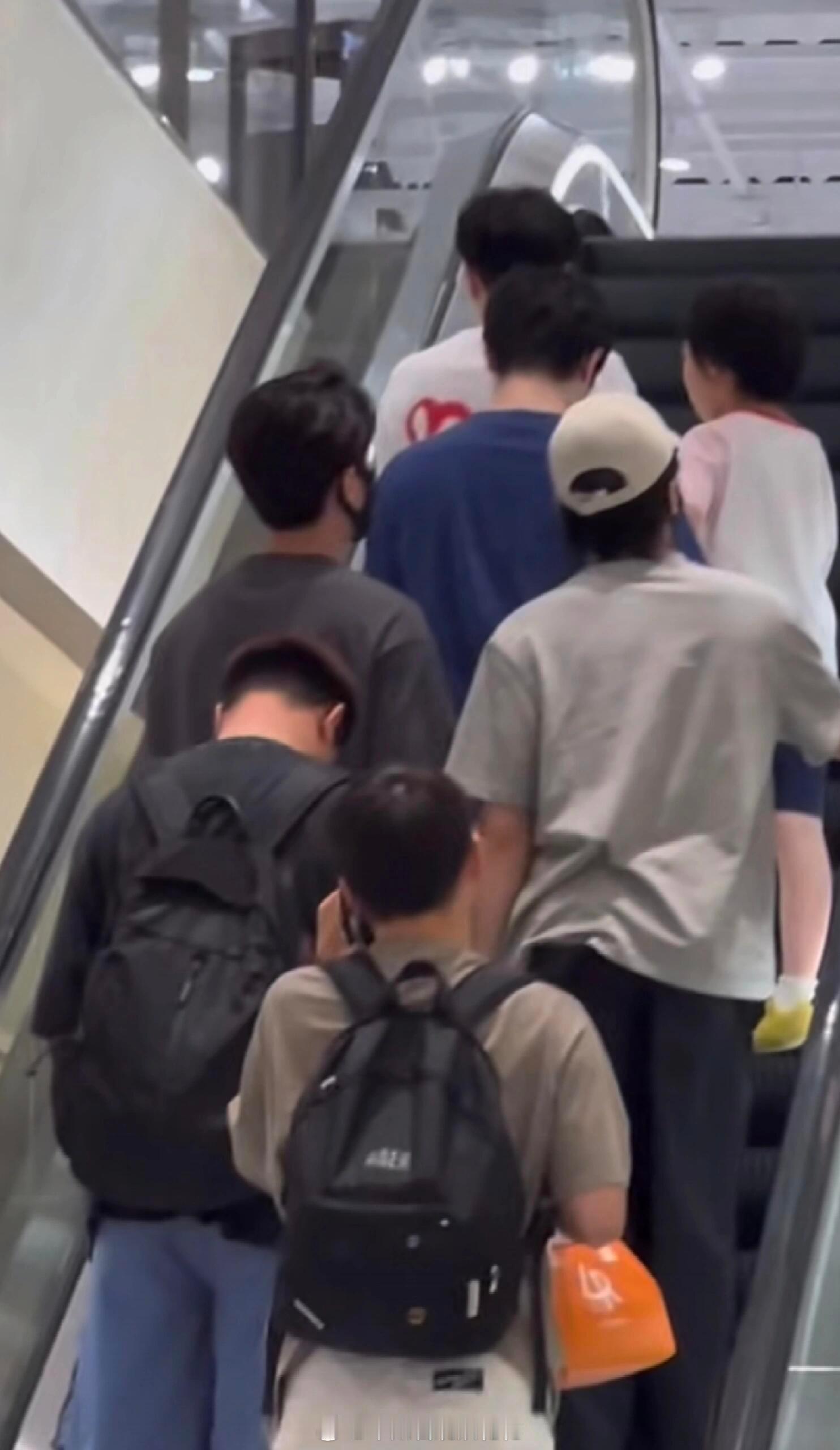 网友杭州偶遇丞磊曾舜晞逛街哥俩好啊​​​