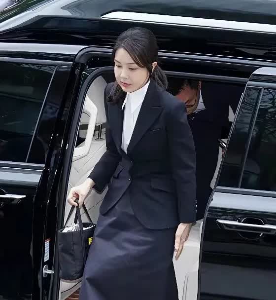 金建希依旧是那么的优雅和美丽，但她的苦难确实来临了！前几天，看到相关的消息，面对