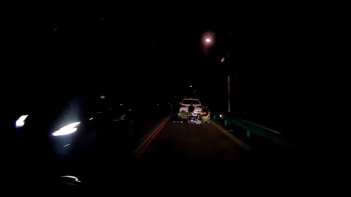 司机避开远光灯惊见多人车道聚餐夜间，公路上摆桌聚餐？这是正常人能干出来的事儿？热