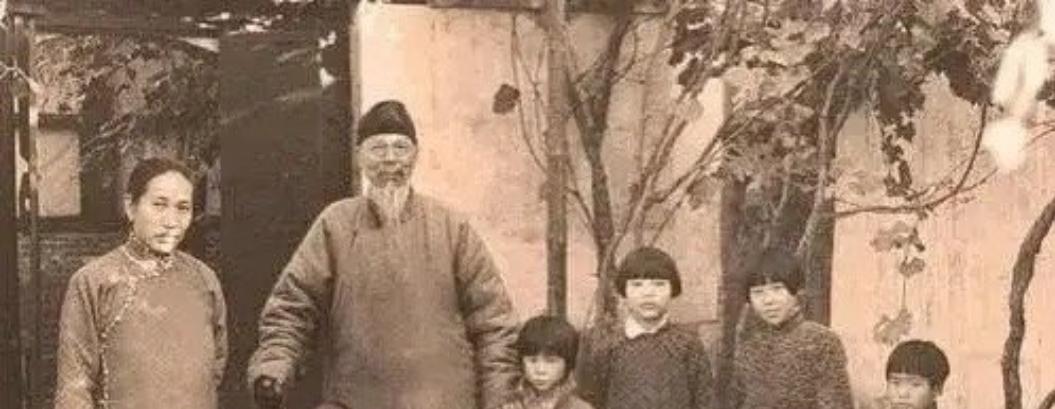 1950年，齐白石儿子家被划为地主，财产全部充公，还要遭受批斗枪毙。这让齐白石惶