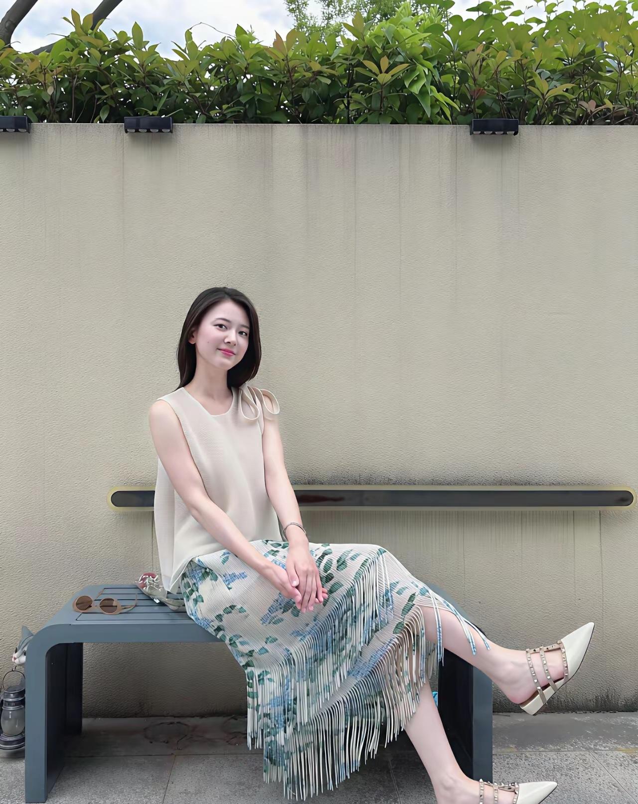 闲着无聊，搜了一下附近人，当天她就约我去她家玩了。结果遇到一个女老乡，后面才