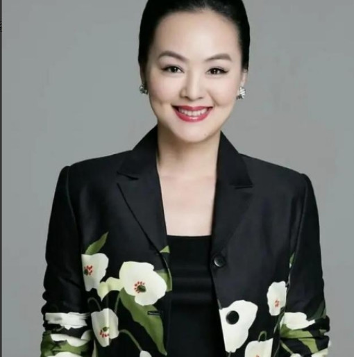 前不久，有网友在街上碰见了曾被称为央视“最优雅的节目主持人”孙小梅，高兴地上前跟