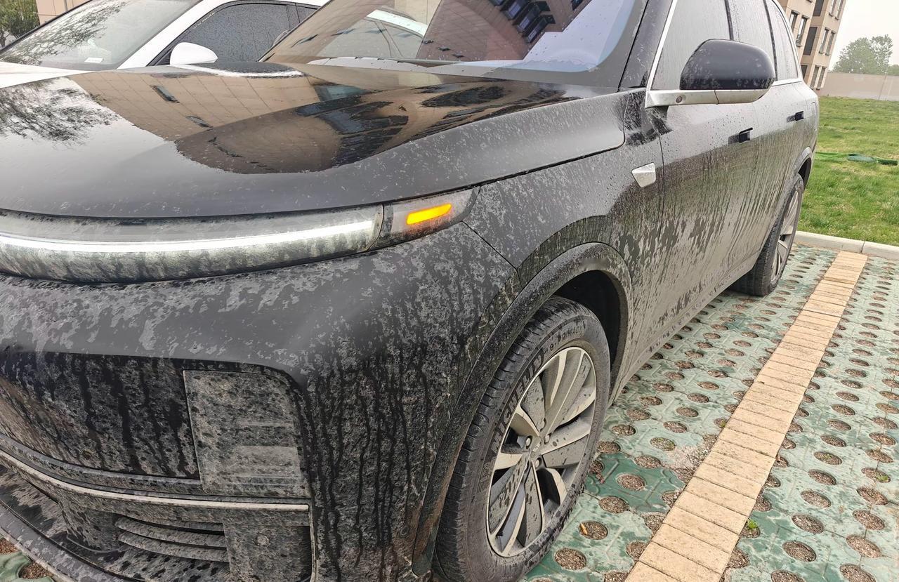 谁说西安没车位可以！昨天西安的沙尘暴给大家好好上了一课。我伙计出门也是不看黄